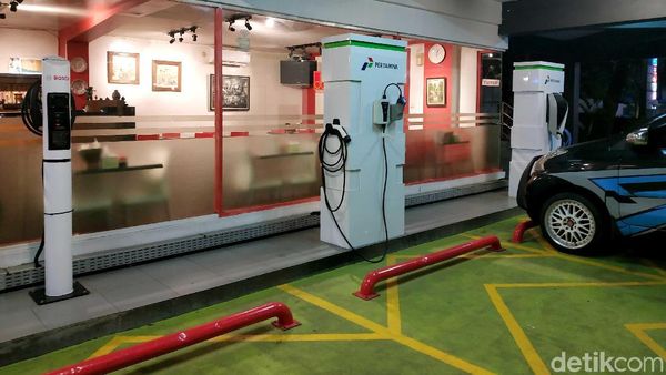 Wah, SPBU Ini Sudah Terpasang Charger Baterai Mobil Listrik