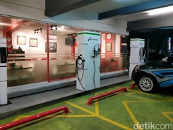 Tempat Ngecas Mobil Listrik akan Tersedia di Stasiun hingga Mal