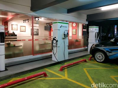 Wah, SPBU Ini Sudah Terpasang Charger Baterai Mobil Listrik