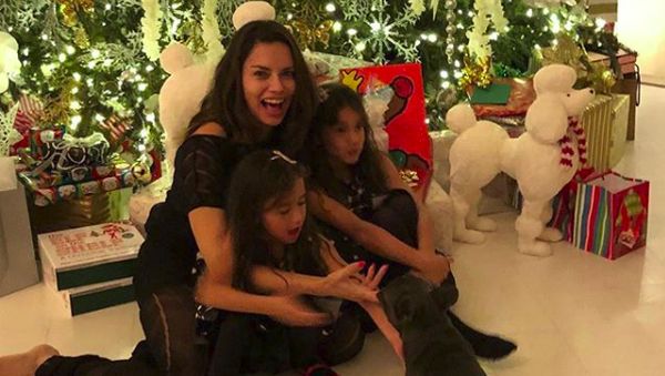 Momen Bahagia Adriana Lima, Model Victorias Secret Bareng Anak