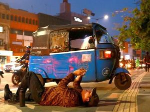 Kampanye Hak Pejalan Kaki, Pria Ini Rebahan di Trotoar Usir Bajaj Kampanye Hak Pejalan Kaki, Pria Ini Rebahan di Trotoar Usir Bajaj