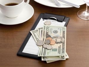 Dapat Tip Rp 15 Juta, Pegawai Restoran Ini Teriak Kegirangan