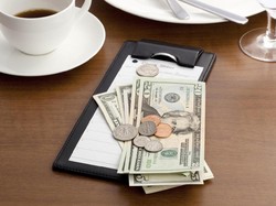 Dapat Tip Rp 15 Juta, Pegawai Restoran Ini Teriak Kegirangan