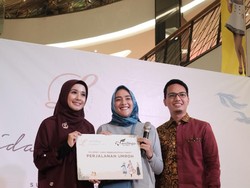 Setahun Bisnis Scarf, Laudya C. Bella Hadiahi Pelanggannya Umroh