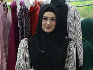 Pose Dua Jari, Mulan Jameela Makin Rajin Kampanye untuk Ahmad Dhani