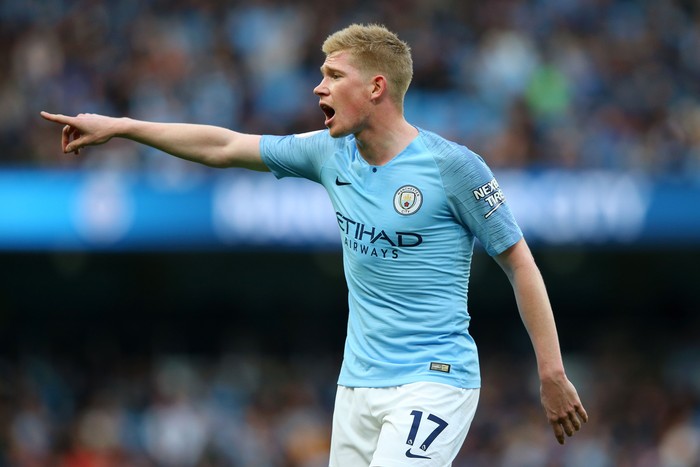 MANCHESTER, ENGLAND - OCTOBER 20:  Kevin De Bruyne of Manchester City gives his team instructions during the Premier League match between Manchester City and Burnley FC at Etihad Stadium on October 20, 2018 in Manchester, United Kingdom.  (Photo by Alex Livesey/Getty Images)