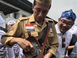 Usai Gowes, Jokowi Tunjukkan Pistol Replika di Tas ala Bung Tomo