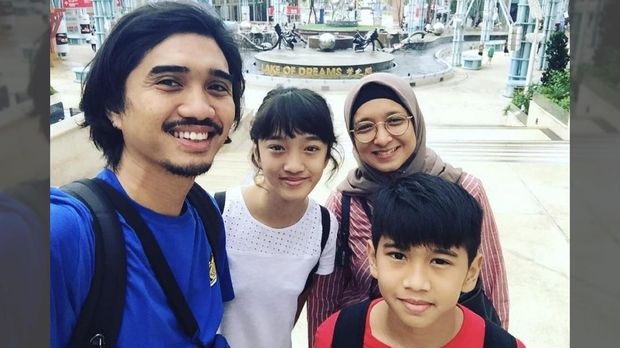 Duta bersama istri dan anak-anaknya.