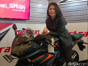 Pesona Gadis Cantik dengan Honda CBR150R Pesona Gadis Cantik dengan Honda CBR150R