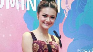 Saat Amanda Rawles Pamer Bahu Seksinya