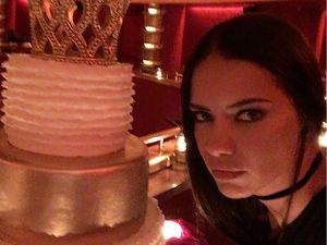 Intip Momen Makan Adriana Lima, Victoria Secrets Angel yang Baru Pensiun