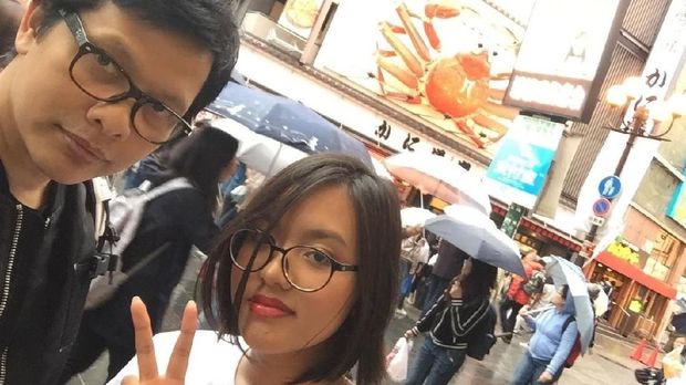 Armand melihat ia tak bisa menerapkan cara serupa seperti kala ia dibesarkan dulu terhadap putrinya yang kini menginjak remaja