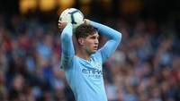 John Stones sempat menjalani awal karier yang kurang mulus di City. Namun, di musim ini duet Stones-Laporte kukuh melindungi the Citizens sehingga baru kemasukan empat gol saja di 11 laga Premier League. (Foto: Alex Livesey/Getty Images)