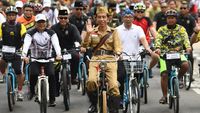 Gaya Jokowi Saat Berkeliling Kota Bandung dengan Onthel