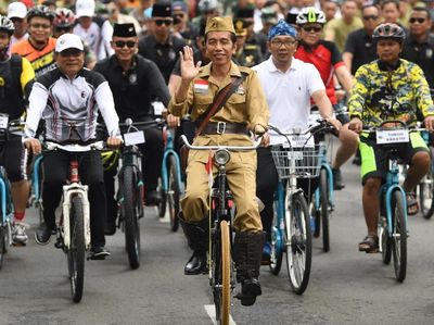 Gaya Jokowi Saat Berkeliling Kota Bandung dengan Onthel