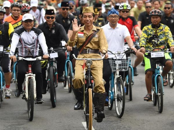 Gaya Jokowi Saat Berkeliling Kota Bandung dengan Onthel