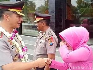 Isak Tangis Warnai Pelepasan Kapolres Madiun Isak Tangis Warnai Pelepasan Kapolres Madiun