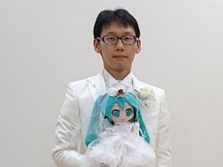 Tak Percaya Wanita, Pria yang Menikahi Boneka Ini Jadi Viral