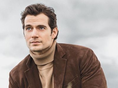 Ini Pose Keren Henry Cavill Saat Minum Kopi dan Makan Makanan Sehat