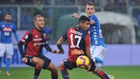 Saat Napoli tengah berusaha mengejar ketertinggalan, hujan mulai mengguyur area stadion. Foto: Jennifer Lorenzini/Reuters
