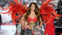 Inilah Bidadari Cantik Korban Bullying yang Membuka Show Victorias Secret