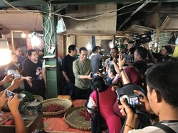 Awali Hari, Jokowi Belanja ke Pasar Ditemani Ridwan Kamil