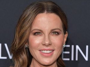 Ngaku Menua Seperti Fosil, Kate Beckinsale Posting Selfie Seksi