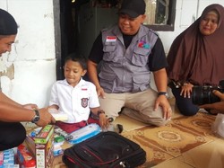 Hadiah Kecil untuk Adul Bocah yang Merangkak 3 Km ke Sekolah