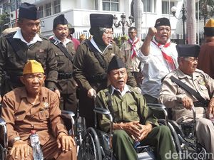 Menggelegar! Risma Bacakan Puisi Peringati Hari Pahlawan