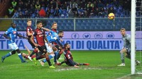 Terus melancarkan tekanan, Napoli akhirnya berbalik unggul di menit ke-86. Berawal dari tendangan bebas, bola memantul di kotak penalti Genoa dan Davide Biraschi mencetak gol bunuh diri. Foto: Jennifer Lorenzini/Reuters