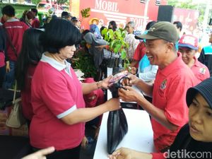 Ramai-ramai Warga Semarang Tukar Sampah dengan Mi dan Bibit Tanaman