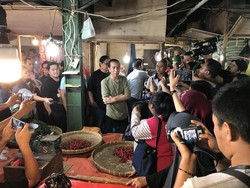 Mumun Senang Jokowi Borong 3 Kg Ubi Dagangannya