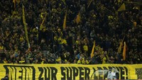 Dukungan penuh suporter setia Borussia Dortmund selalu jadi energi tambahan untuk tim tersebut. Terlebih di laga sebesar Der Klassiker ini. (Leon Kuegeler/Reuters)