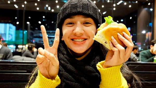 Manisnya Fanny Ghassani Saat Makan Burger hingga Minum Jus