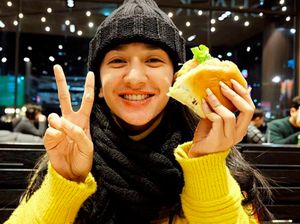 Manisnya Fanny Ghassani Saat Makan Burger hingga Minum Jus