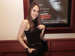 Cinta Laura Jadi Buruan Selfie di Press Screening Suzzanna