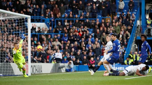 Jordan Pickford tampil brilian menepis bola-bola tendangan para pemain Chelsea. (