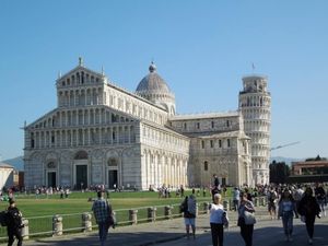 Meniti Ratusan Anak Tangga ke Puncak Menara Pisa