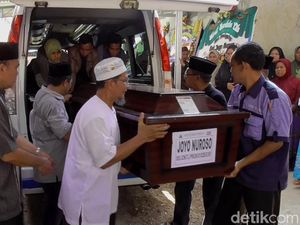 Jasad Joyo Korban Lion Air Tiba di Pekalongan, Istri Jatuh Pingsan Jasad Joyo Korban Lion Air Tiba di Pekalongan, Istri Jatuh Pingsan