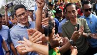 Foto: Sama-sama ke Pasar Hari Ini, Ini Beda Gaya Jokowi dan Sandiaga