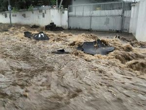 Banjir Genangi Sejumlah Ruas Jalan dan Pemukiman Warga Cimahi Banjir Genangi Sejumlah Ruas Jalan dan Pemukiman Warga Cimahi