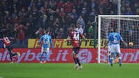Lebih dulu mengancam di awal laga, Napoli justru dikejutkan oleh gol Genoa. Tuan rumah mencetak gol lewat sundulan Christian Kouame di menit ke-20. Foto: Jennifer Lorenzini/Reuters