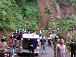 Longsor Tutup Akses Utama Cidaun-Naringgul Cianjur