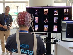 Samsung Bikin Smart TV yang Dikendalikan oleh Pikiran