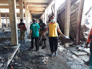 Ribuan Orang Kerja Bakti Bersihkan Sisa Kebakaran Pasar Legi Solo Ribuan Orang Kerja Bakti Bersihkan Sisa Kebakaran Pasar Legi Solo
