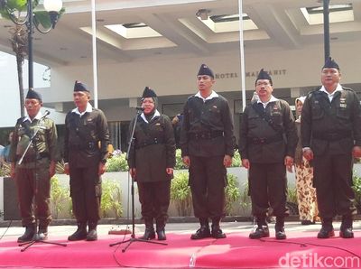 Puisi Risma Gelegarkan Parade Juang Peringati Hari Pahlawan