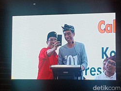 Ketika Caleg PDIP Menginterupsi Pidato Jokowi untuk Selfie