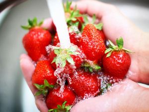 Tips Mencuci Buah Stroberi, Bunda Bisa Praktikan