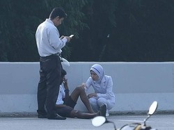 Aksi Perawat yang Jadi Viral karena Tolong Korban Kecelakaan di Jalan