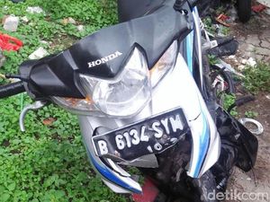 Nyelonong ke Tol Tomang, ABG Pemotor Cengtri Tabrak Mobil